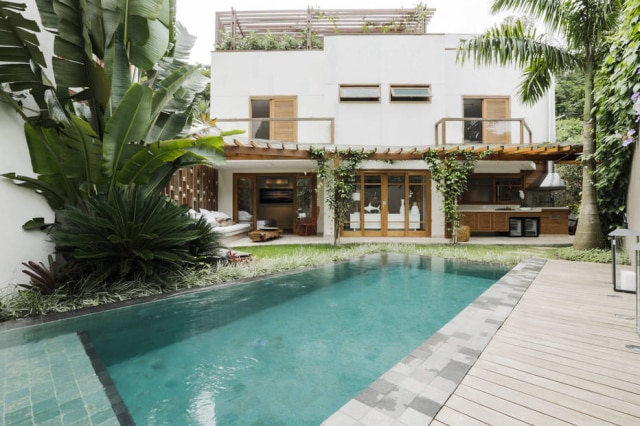 Bruno Contim/Divulgação Nesta casa na Barra do Sahy, no litoral norte de São Paulo, com projeto de Barbara Gomes e Giulliana Saviolli, do escritório Studio 011, a piscina foi revestida com pedra