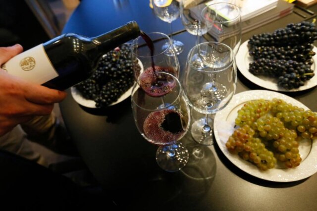 Jamal Saidi|Reuters Vinhos do Domaine de Bargylus são servidos em degustação