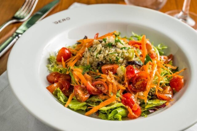 Tomas Rangel|Divulgação Salada de quinoa com abobrinha, camarões e azeitonas, uma das entradas