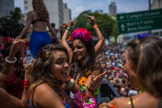Victor Moriyama Acessórios de flores em color blocking no Carnaval 2016