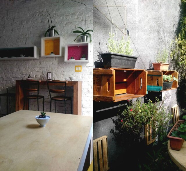 Hyndara Freitas O local tem mesas para trabalho na área interna e um espaço ao ar livre, repleto de vasos de flores e plantas.