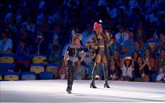 Reuters As rappers MC Soffia e Karol Conká durante os Jogos Olímpicos do Rio de Janeiro, em 2016.