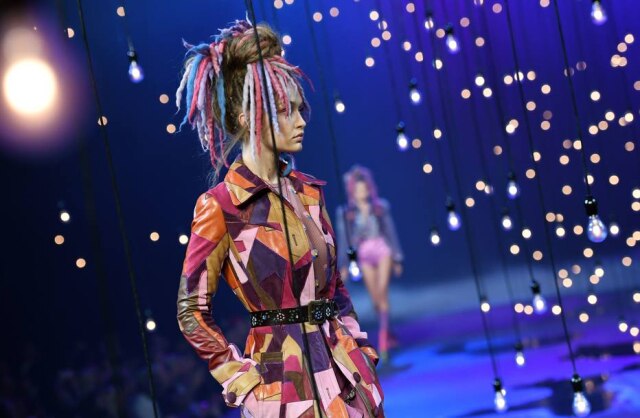 AFP PHOTO / ANGELA WEISS As modelos usaram dreadlocks coloridos e roupas com patchwork no desfile da Marc Jacobs