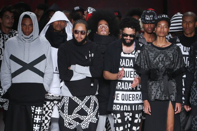 DANIEL TEIXEIRA/ESTADAO O rapper Emicida levou a diversidade para a passarela e chamou a atenção. Seu público é street e veste a camisa.