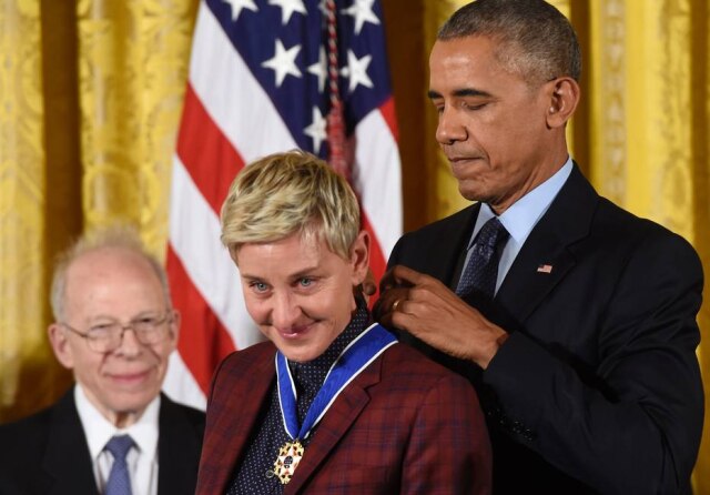 Saul Loeb/AFP Ellen DeGeneres ao receber a Medalha Presidencial da Liberdade, mais alta honraria do governo norte-americano