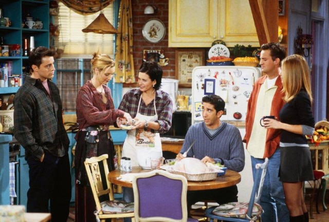 Cartaz de dvulgação de 'Friends'/NBC Apartamento onde vivem Monica Geller, Rachel Green e, eventualmente, Phoebe Buffay e Chandler Bing