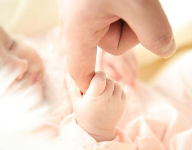 Pixabay Criança segura o dedo da mãe