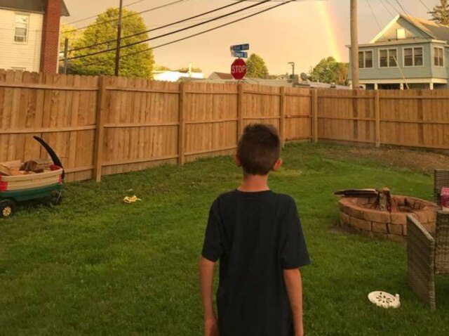 Facebook.com/crystal.skawinski Garoto com autismo recebeu fotos de arco-íris do mundo inteiro como forma de superar a morte de seus pais.