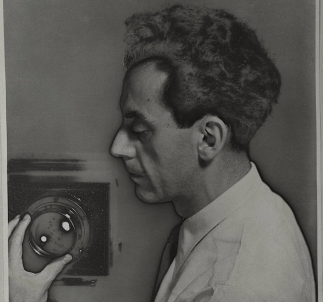 Nars/Divulgação Man Ray trabalhou com fotografia, cinema e pintura e participou do movimento Dadaísta e Surrealista