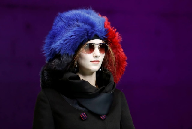 REUTERS/Alessandro Garofalo Chapéus de pele em cores fantasia foram destaque no desfile da Giorgio Armani
