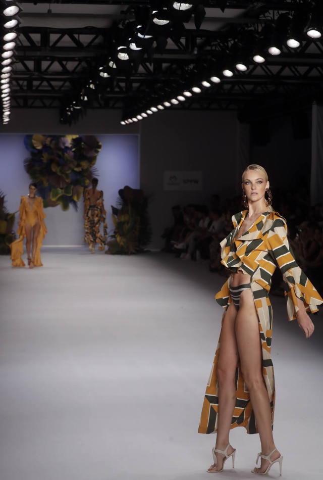 Andre Penner/AP Photo Ana Claudia Michels, grávida de seis meses, desfila para a marca de moda praia cearense