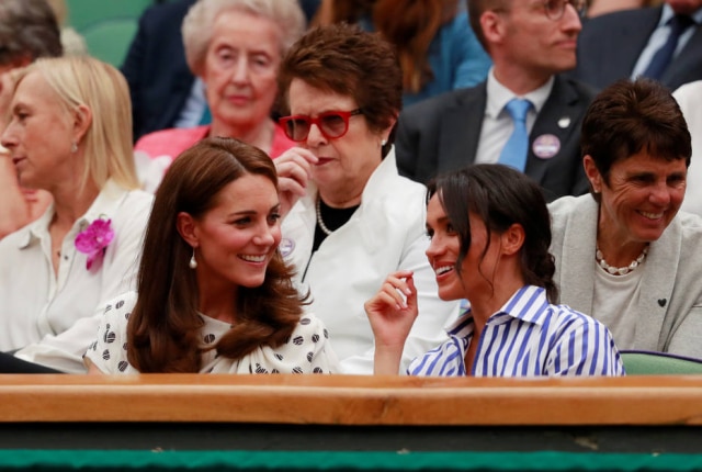 REUTERS/Andrew Couldridge/Pool Kate Middleton e Meghan Markle não escoderam o bom humor durante a presença nos jogos de Wimbledon neste sábado, 14.