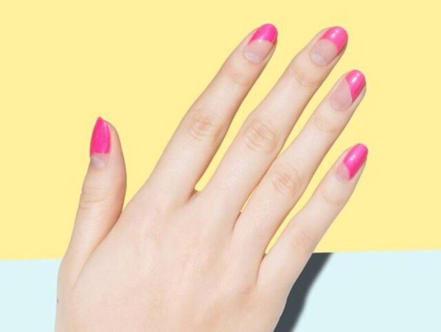 Instagram.com/paintboxnails Unhas com um espaço entre a cutícula e o esmalte são tendência