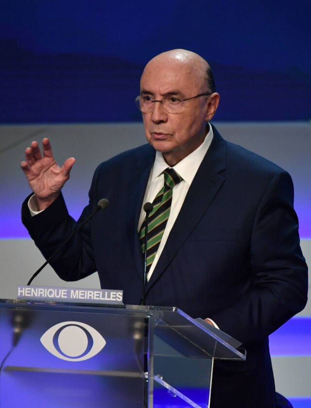 Nelson ALMEIDA / AFP Henrique Meirelles (MDB) ficou com a gravata torta em grande parte do debate