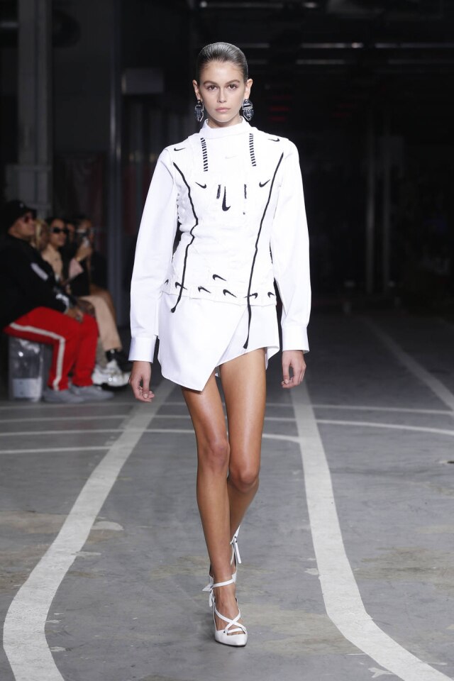 Thibault Camus/AP Photo A modelo Kaia Gerber com uma das criações que mistura texturas de diferentes peças esportivas da Nike