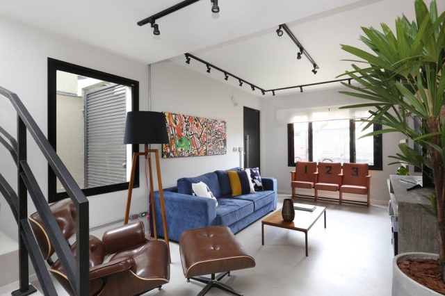 Mariana Orsi Mesa de centro de Fernando Jaeger e poltrona Charles Eames compõem a decoração da sala de estar, logo na entrada do sobrado