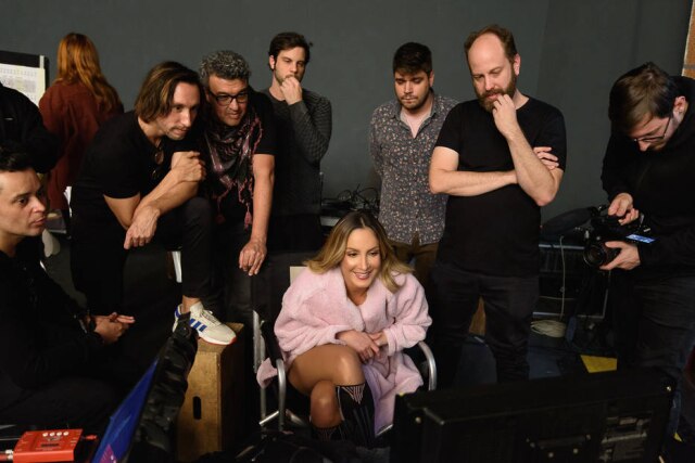 Arial Martini Claudia Leitte com equipe em 'set' de gravação.