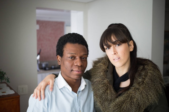 Tiago Queiroz / Estadão Alexandre Rodrigues e sua mulher, Caroline Santine Herreira.