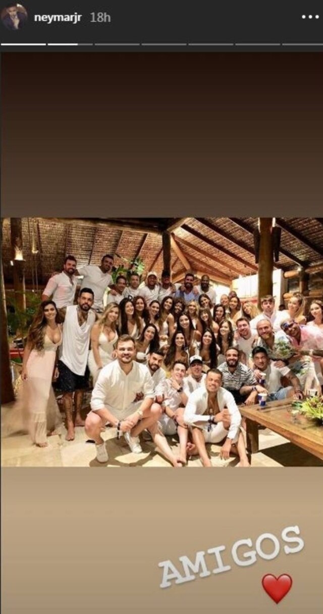 Instagram/@neymarjr O jogador Neymar passa réveillon de 2018 cercado de amigos na Bahia.