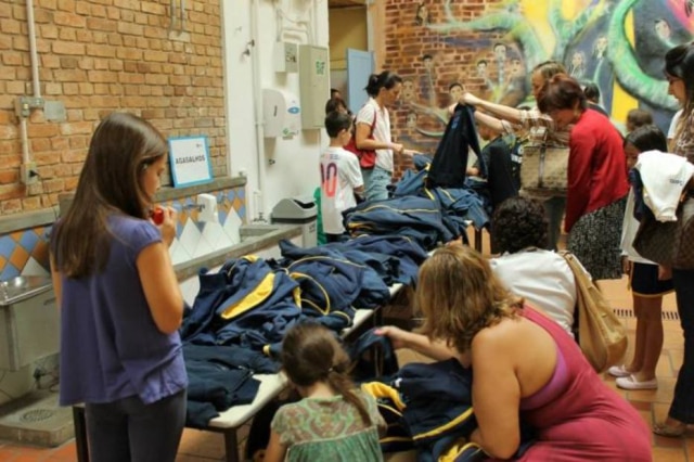 Jacqueline Moraes Pais de alunos da Escola Santi se reúnem para promover troca de material escolar e economizar.