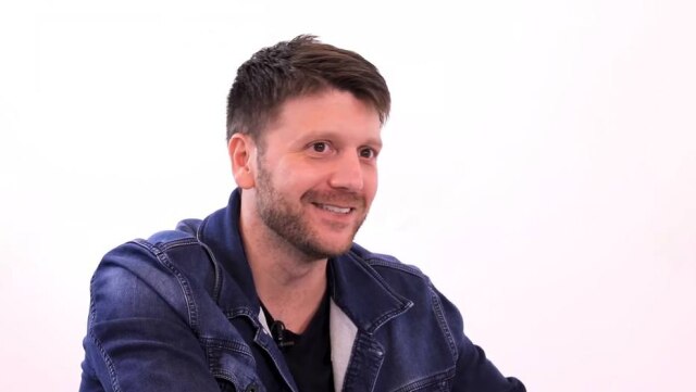 Reprodução da entrevista ao canal Elcio Coronato / YouTube Daniel Zukerman entrou no velório de Michael Jackson sem ser convidado.