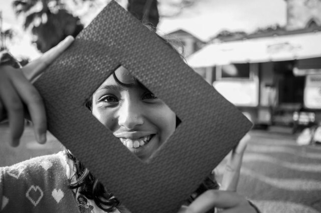 Wesley Diego Emes Após a imersão na câmara escura, cada estudante recebe um celular para fotografar sobre um tema.