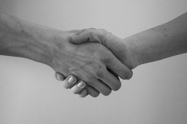 Unplash A forma como nos comunicamos pode facilitar, ou dificultar, a chegada a acordos e a convivência doméstica.