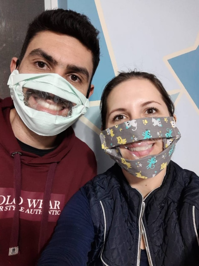Paula Bianco / Arquivo Pessoal Paula Bianco e o marido, Caique, que possue deficiência auditiva, tiveram uma melhora na comunicação com o uso das máscaras com transparência