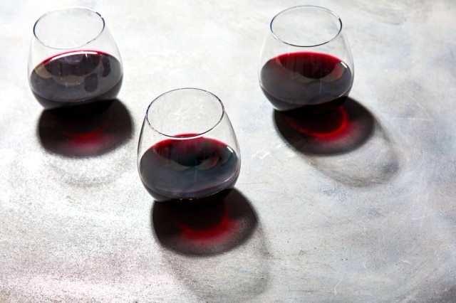 Pequena vinícola familiar chilena elabora vinhos com notas de frutas mais ácidas, frescas e tensão no paladar.