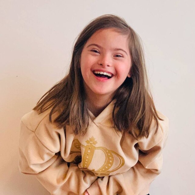 Instagram / @ronilittman_zebedee Os pais de Roni Littman notaram desde cedo que ela tinha talento para as câmeras e ficam felizes com o espaço que ela tem conquistado na moda, abrindo portas para outras modelos com Síndrome de Down.