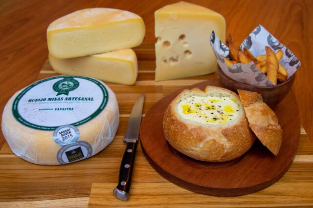 Na Tartuferia San Paolo, a fondue mescla queijos gruyère e canastra da Estância Capim Canastra (MG) e trufa negra Estivo