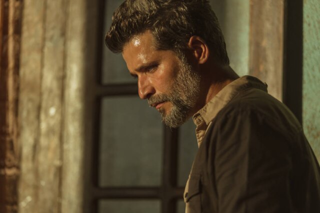 Manolo Pavón/Netflix Bruno Gagliasso interpreta Cardona, um policial em busca de um procurado traficante de drogas, em 'Santo', nova série da Netflix.