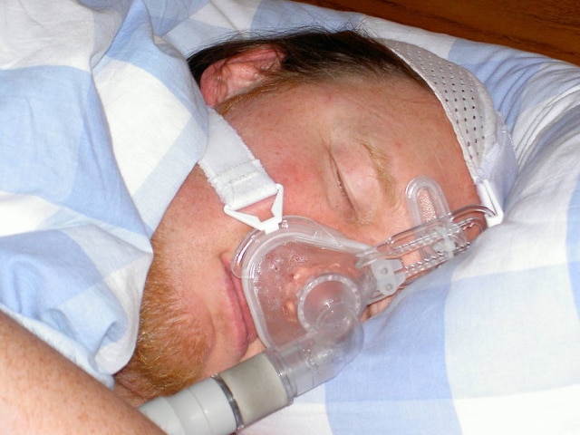 Michael Symonds / Creative Commons CPAP, aparelho que auxilia a respirar durante o sono, custa de R$ 1 mil a R$ 4 mil
