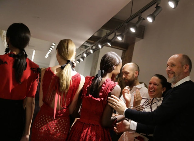 Erin Baiano for The New York Times Peter Copping durante um desfile da Oscar de la Renta em setembro deo 2015. Mr. Copping during a fashion show in September.