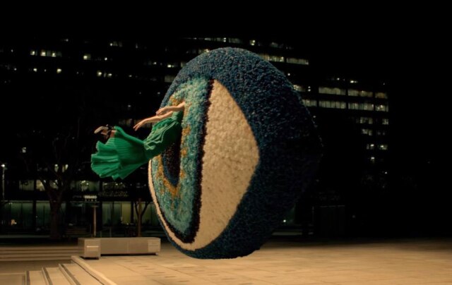 Reprodução/Youtube Em filme dirigido por Spike Jonze, a marca Kenzo quebra estereótipos ao substituir a imagem de mulher femina e sexy dos comerciais tradicionais
