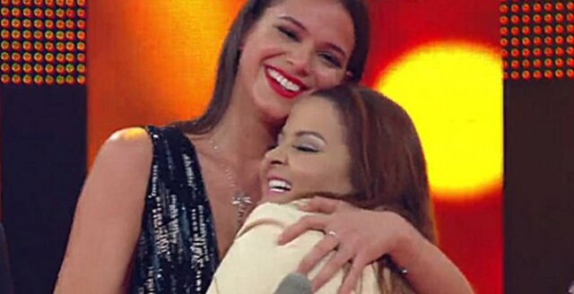 Reprodução/TV Globo Maiara e Maraísa brincaram com Bruna Marquezine no 'Caldeirão do Huck'.