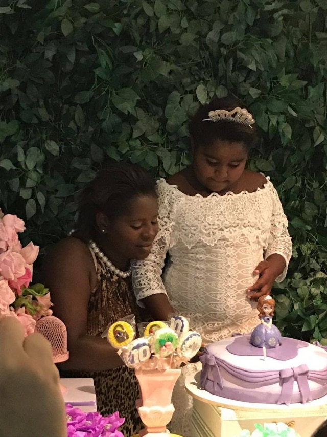 Imagem cedida por Érika Sousa Ana Luíza cortou o bolo ao lado de sua mãe.