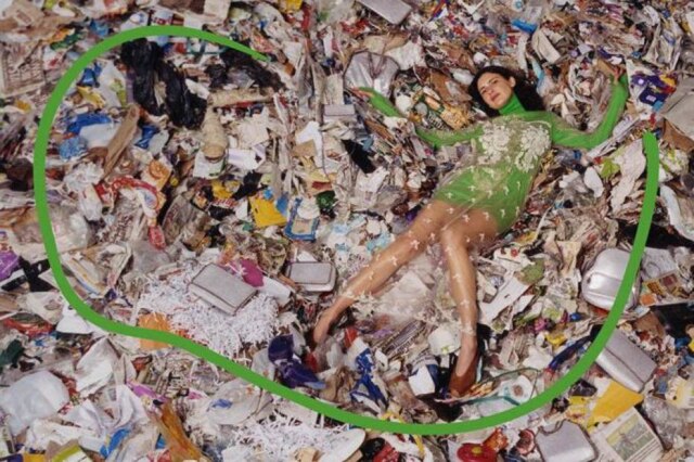 Harley Weir/Stella McCartney Campanha de outono 2017 da marca foi fotografada em um aterro sanitário, chamando atenção para o desperdício na moda