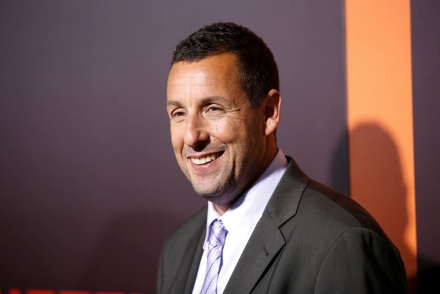 Danny Moloshok/Reuters Adam Sandler cantou com Miley Cyrus em homenagem às vítimas do ataque em Las Vegas.