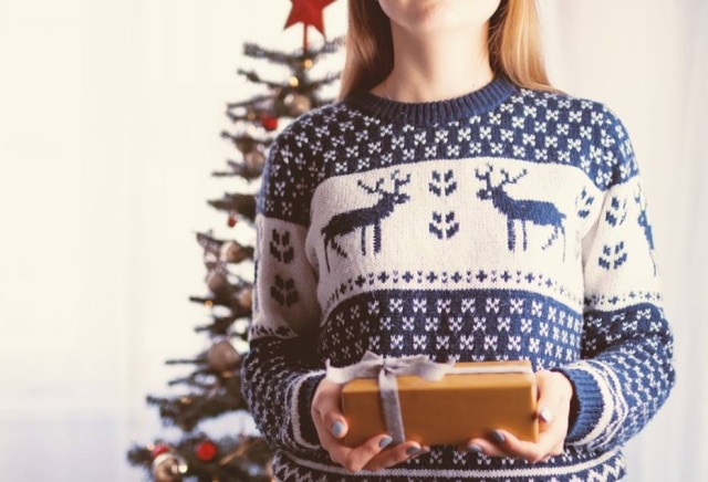Pixabay / @JESHOOTS Mulheres vestem os seios de Rudolph, uma das renas de Papai Noel