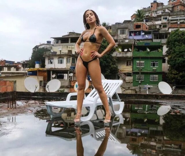 Twitter/@SaudeGovRJ 'Vai, Malandra': clipe de Anitta chamou a atenção da Secretaria de Saúde do RJ por conta da água parada, que facilita a reprodução do Aedes Aegypti.