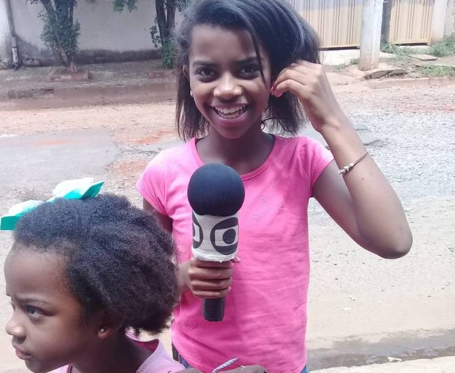 Imagem cedida por Amanda Salles A adolescente Mirella Archangelo brinca de repórter e faz reportagem denunciando falhas nas vias públicas.