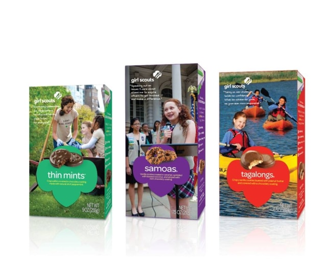 Girl Scouts of the USA/Reuters/Handout Uma escoteira começou a vender biscoitos na frente de uma loja de maconha na Califórnia e vendeu mais de 300 caixas em seis horas