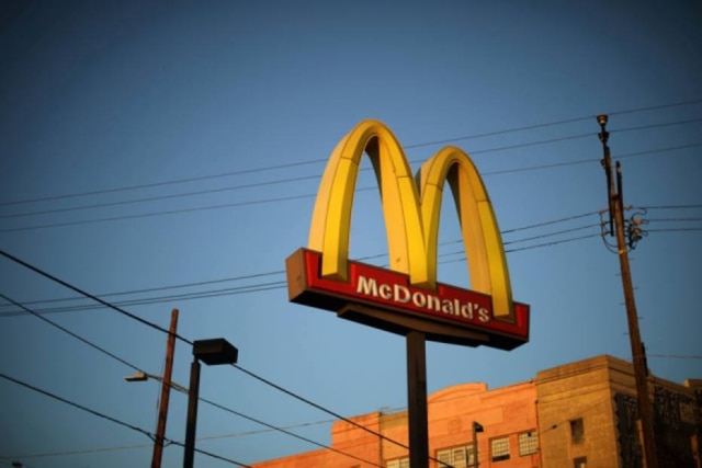 REUTERS/Lucy Nicholson Mc Donald's pretende limitar cardápio de menu infantil a 600 calorias