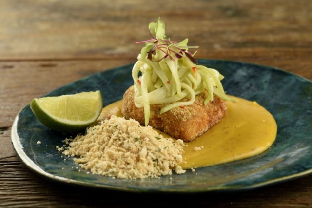Wellington Nemeth No Ema, peixe empanado com purê de banana e chuchu cru com limão