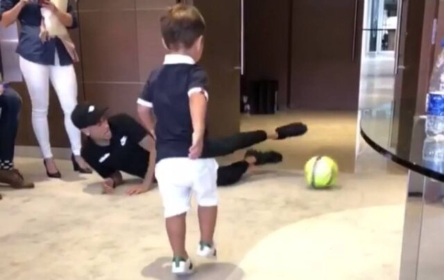Instagram/@simoneses O menino Henry precisou de uma segunda chance para fazer o golaço