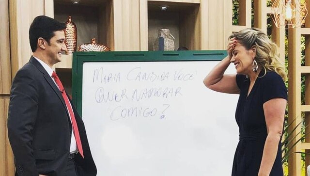 Momento em que Maria Cândida é pedida em namoro por Mauro Calil no 'Manhã Leve' da TV Aparecida.