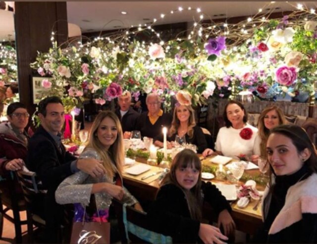 Instagram/ticipinheiro Casal reuniu a família em Campos do Jordão para celebrar um ano de casamento.