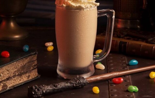 Instagram / @starbucksbrasil Butter Frappuccino do Starbucks em ambiente que lembra muito 'Harry Potter'