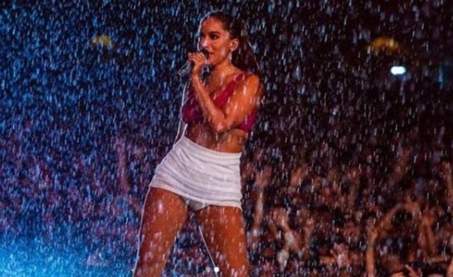 Instragram/@anitta A cantora Anitta, durante show no Ceará.